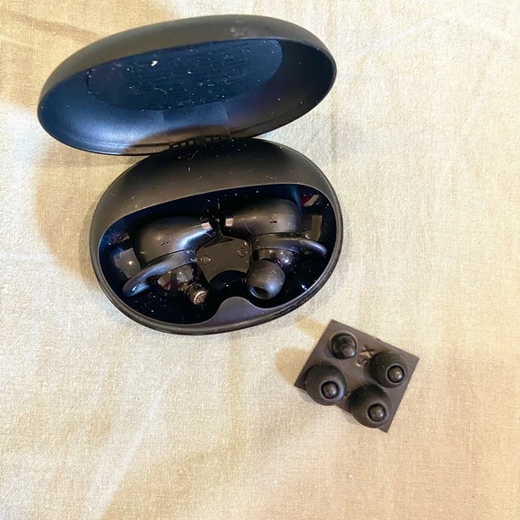 Soundcore Wirelesss Earbuds with Charging Case + Extra Ear Tips - Picture 2 of 3